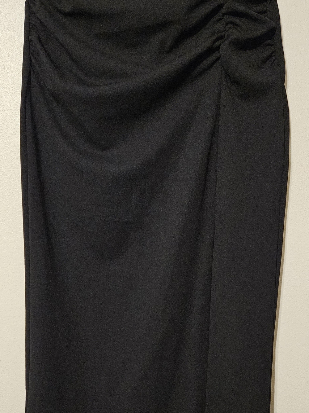 Zara Women's Black Ruched Midi Skirt Like New, size M.